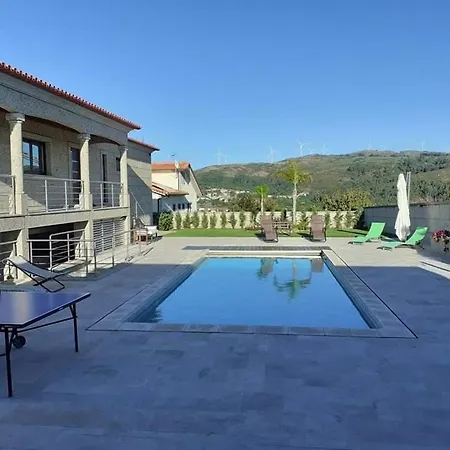 Moradia Com Piscina Vista Sobre A Natureza * Moreira de Rei